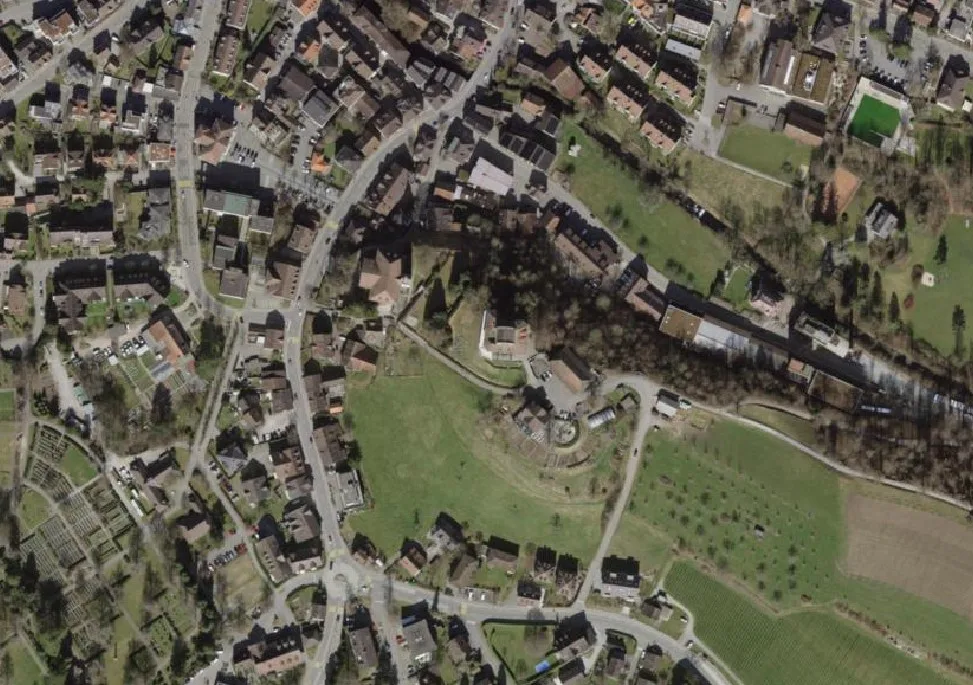 Blick auf das Areal der reformierten Kirche und das Schloss Uster von oben.